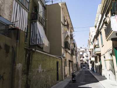 ...con i balconcini spioventi affacciati sulla strade con piante e panni stesi